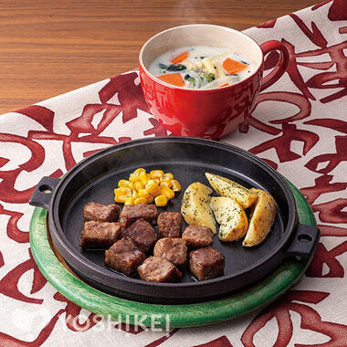 包丁いらず！ステーキソースの牛サイコロステーキ（成型肉）