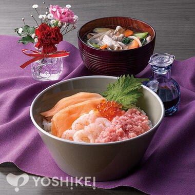 豪華４点盛り☆のせるだけ海鮮丼