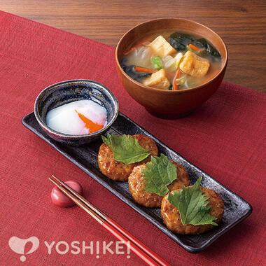 包丁いらず！甘辛軟骨入り鶏つくね～温玉添え～