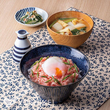 すし飯でおいしく!温玉のせまぐろのたたき丼