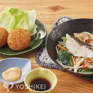 ２種のたれで食べる白身魚のフライパン蒸し