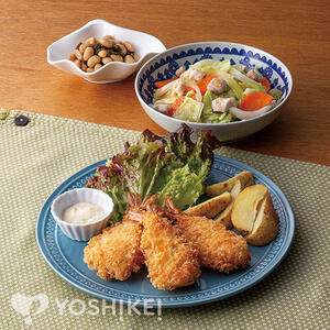 タルタルソースで食べるえびフライ