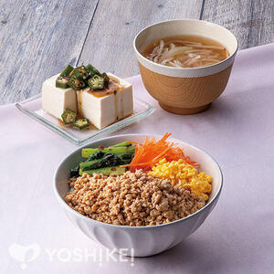 鶏そぼろの彩り四色丼