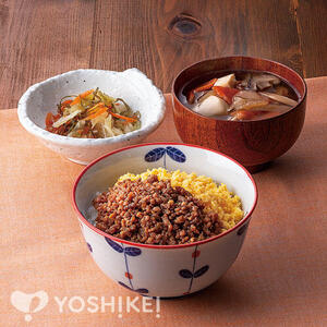 牛そぼろの二色丼